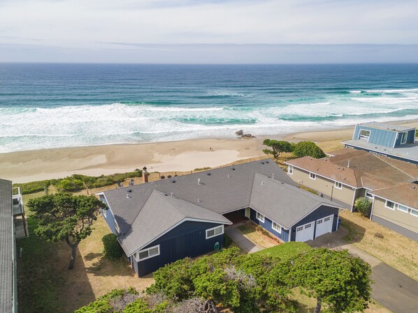 Un quartier résidentiel avec des maisons situées près d’une plage, offrant une vue sur l’océan.