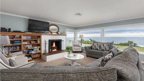 Living area - Oceanfront Home with Sweeping Pacific Views (Lincoln City)