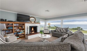Smart TV, fireplace, ping pong - Oceanfront Home with Sweeping Pacific Views (Lincoln City)