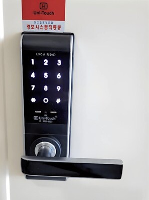 Ein Uni-Touch elektronisches Schlüsselschloss an einer Tür.
