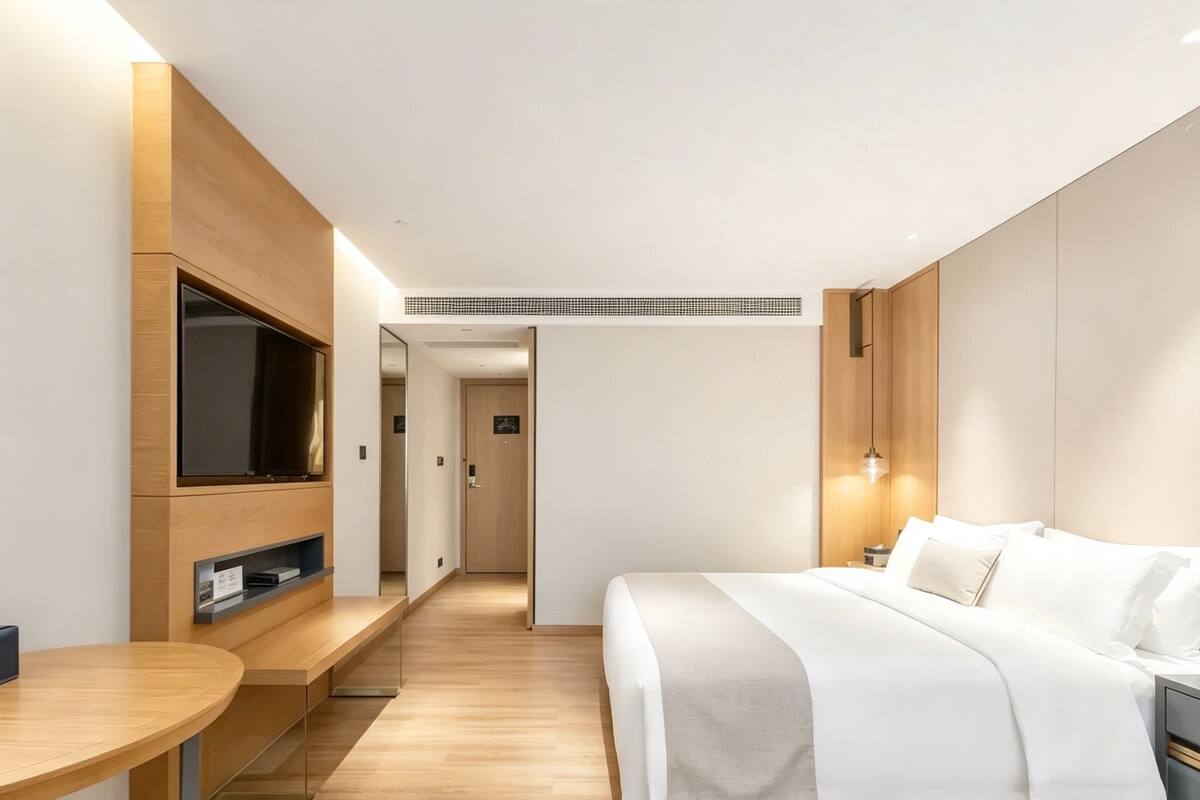 Habitación doble de lujo, vista a la ciudad | Caja de seguridad en la habitación y escritorio 