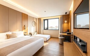 Habitación triple familiar | Caja de seguridad en la habitación y escritorio 