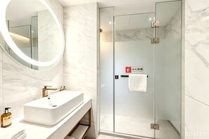 Habitación doble superior de uso individual, vista a la ciudad | Baño | Regadera, regadera tipo lluvia, amenidades de baño gratuitas 