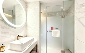 Superior Double Room Single Use, City View | Bathroom | Shower, rainfall showerhead, free toiletries, hair dryer - hongqiqujiudian beijingnanzhandian (Beijing)
