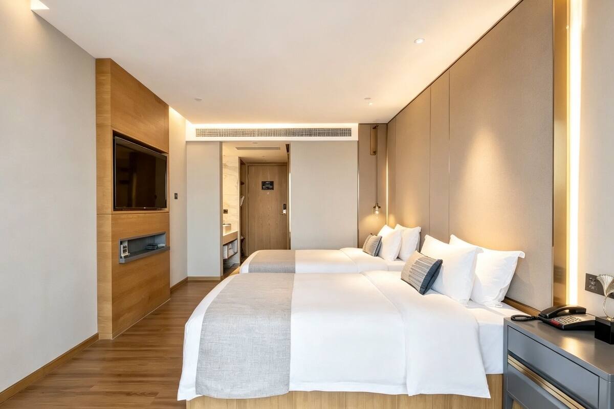 Habitación de lujo con 2 camas individuales | Caja de seguridad en la habitación y escritorio 