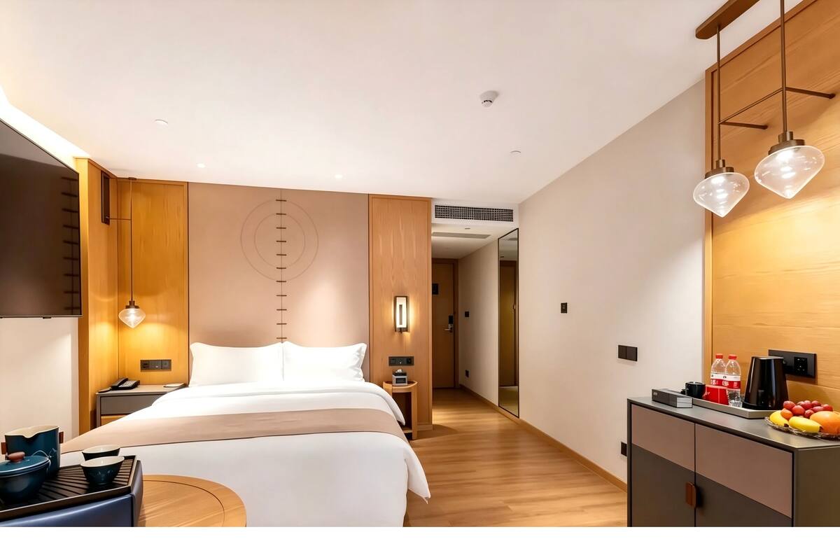 Habitación doble superior de uso individual, vista a la ciudad | Caja de seguridad en la habitación y escritorio 