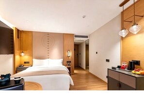 Habitación doble superior de uso individual, vista a la ciudad | Caja de seguridad en la habitación y escritorio 