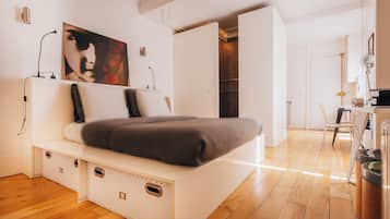 Iron/ironing board, WiFi (free), bed sheets