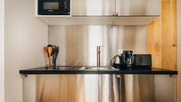 Coffee/tea maker, fridge, microwave, stovetop