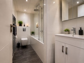 A modern bathroom with a glass-enclosed shower, a white toilet, and a vanity with a mirror. - Covent Garden Penthouse 2Bed Bright High Ceiling near Soho, Piccadilly Circus (London)