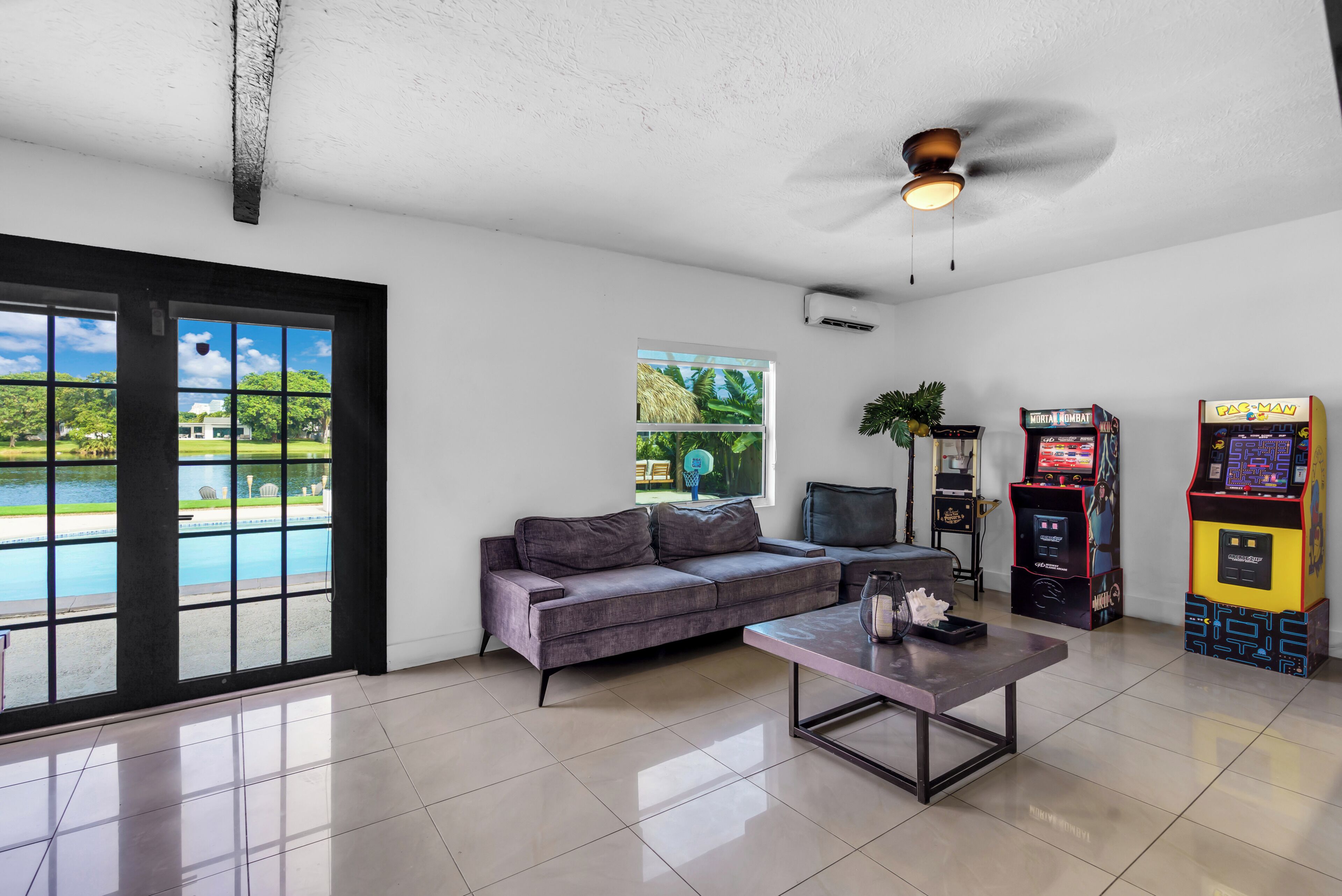 Appartement Confort, vue sur le lac | Salle de séjour | Téléviseur connecté de 55 po avec télévision numérique