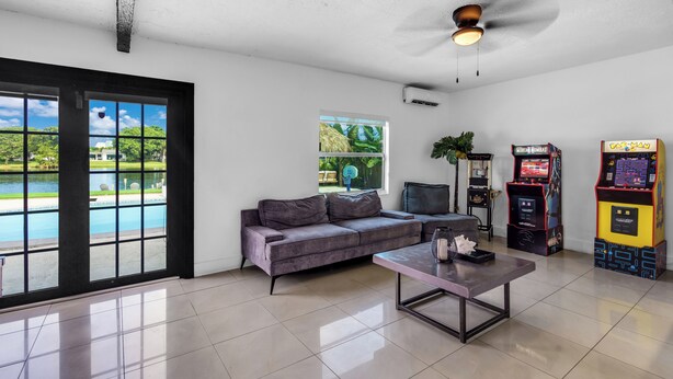 Comfort Apartment, Lake View | Living room - Paradise Sunset Waterfront Home (Miami)