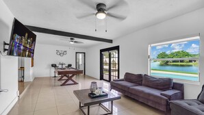 Comfort Apartment, Lake View | Living room - Paradise Sunset Waterfront Home (Miami)
