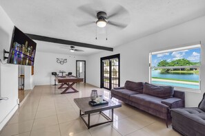 Comfort Apartment, Lake View | Living room - Paradise Sunset Waterfront Home (Miami)