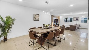 Comfort Apartment, Lake View | Dining room - Paradise Sunset Waterfront Home (Miami)