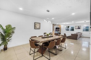 Comfort Apartment, Lake View | Dining room - Paradise Sunset Waterfront Home (Miami)