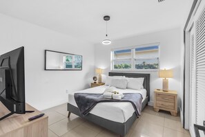 Room - Paradise Sunset Waterfront Home (Miami)