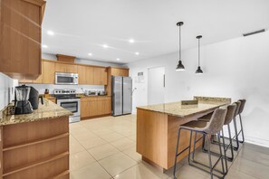 Private kitchen - Paradise Sunset Waterfront Home (Miami)