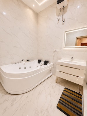 Douche, bidet, serviettes fournies, savon