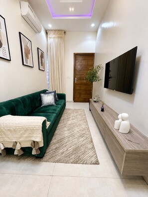 Smart TV - Spacious Luxury 5-Bedroom Villa in Osapa Lekki With Free Parking (Lekki)