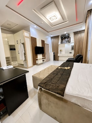 5 chambres, fer et planche à repasser, Wi-Fi, draps fournis