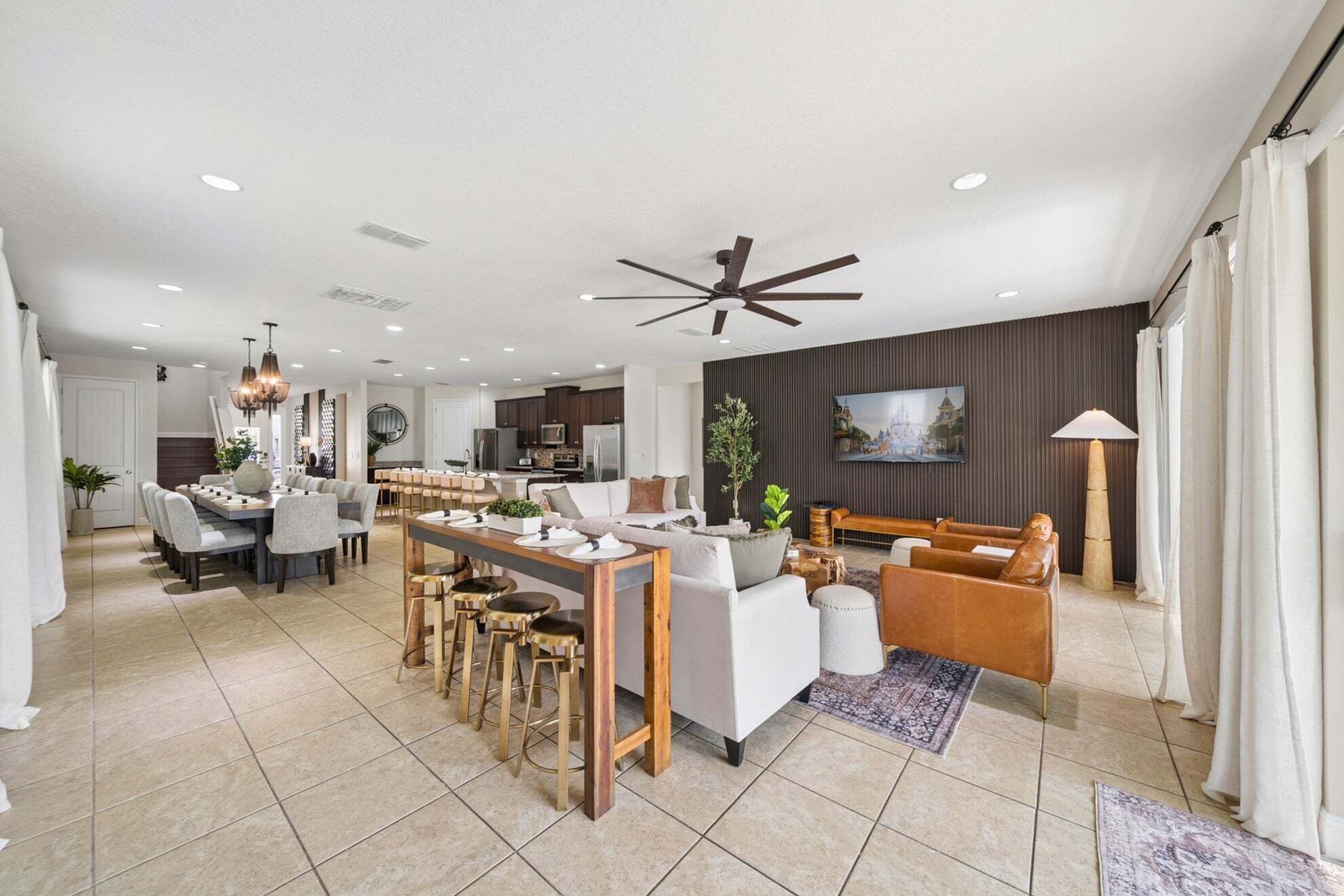 Un amplio salón con una mesa de comedor, sofás y una cocina al fondo.