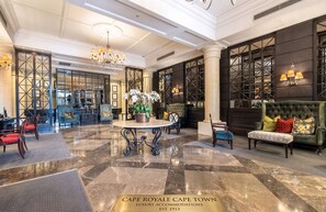 A luxurious lobby with a marble floor, elegant furniture, and a chandelier. - 2-bedroom apartment Cape Royale Luxury Suite (Cape Town)