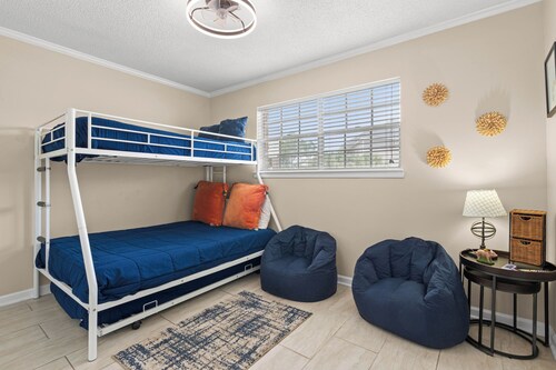 Relax by the Gulf with beach access, a pool & no stairs!