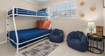 Relax by the Gulf with beach access, a pool & no stairs!