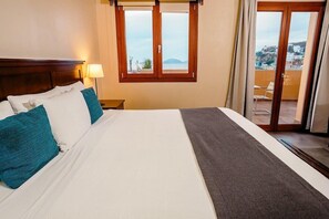 Et hotelværelse med seng, udsigt gennem et vindue og en balkon.
