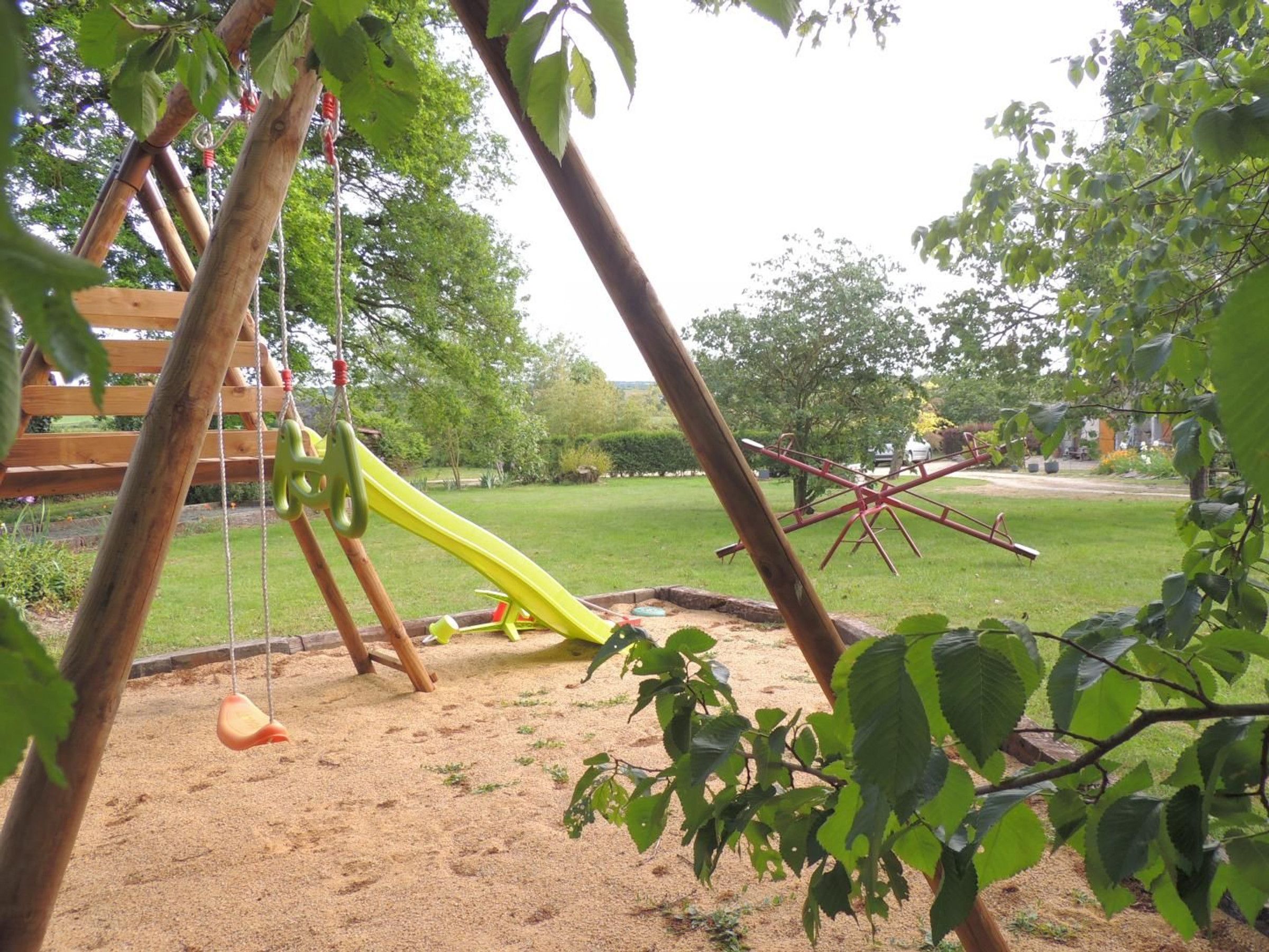 Ein Spielplatz mit Rutsche und Schaukeln.
