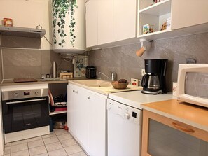 A compact kitchen with a Bosch dishwasher, a coffee maker, and a microwave. - Cozy apartment with balcony - 5 guests (Villard-de-Lans)