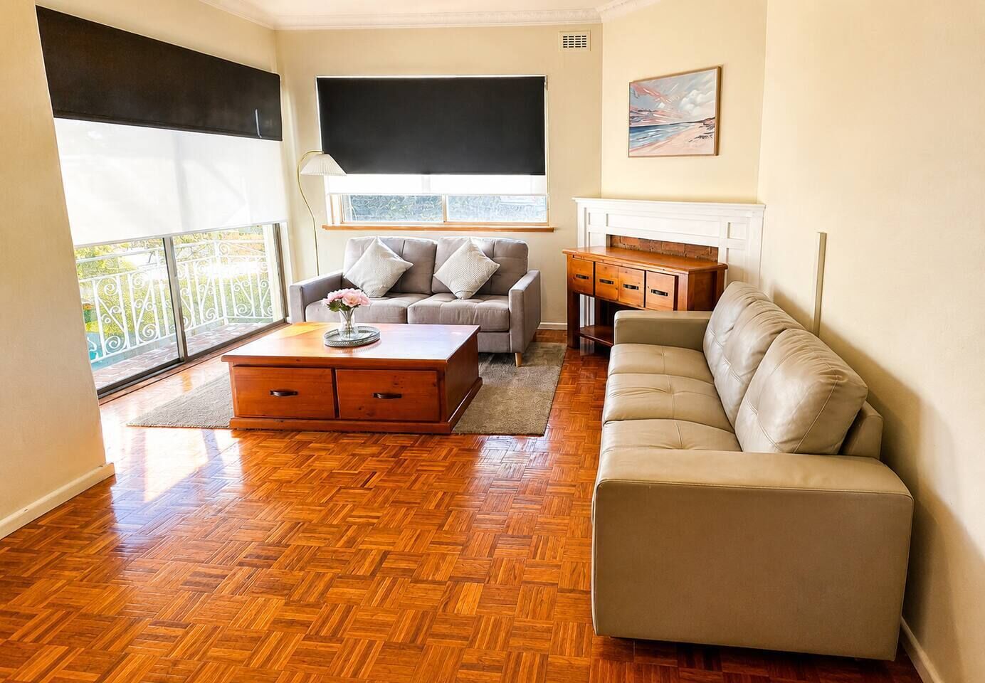 Ein Wohnzimmer mit einer Couch, einem Couchtisch und einem Kamin.