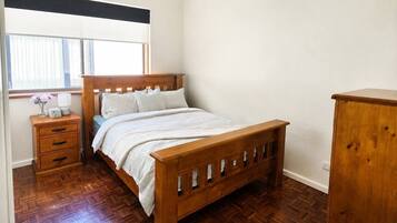3 bedrooms, iron/ironing board, WiFi, bed sheets