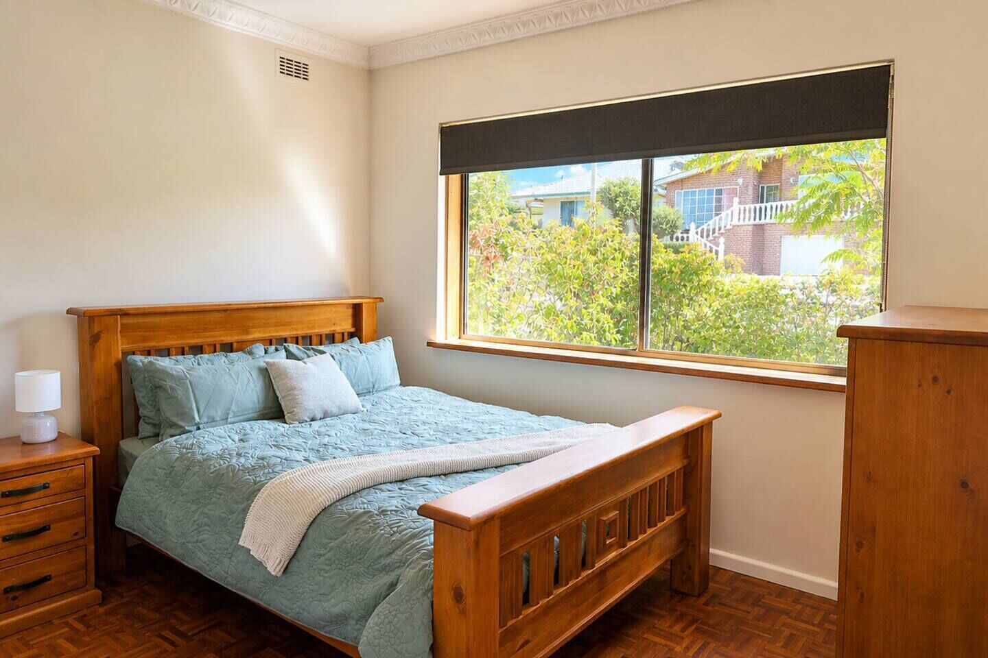 3 habitaciones, tabla de planchar con plancha, wifi y ropa de cama 
