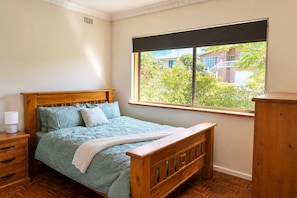 3 habitaciones, tabla de planchar con plancha, wifi y ropa de cama 