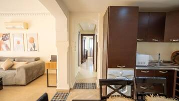 Apartamento, balcón, vistas a la ciudad | Interior