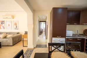 Apartment, Balcony, City View | Bahagian dalam