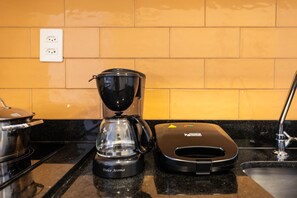 A kitchen with a coffee maker, a blender, and a toaster on the counter. - Mc601-1810 You Faria Lima (São Paulo)