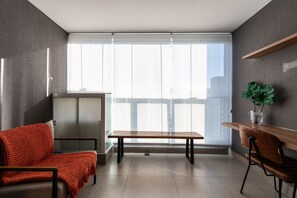 A modern living room with a sofa, a table, and a chair. - Mc601-1810 You Faria Lima (São Paulo)