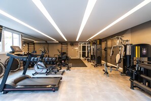 A gym with treadmills, stationary bikes, and weightlifting equipment. - Mc601-1810 You Faria Lima (São Paulo)