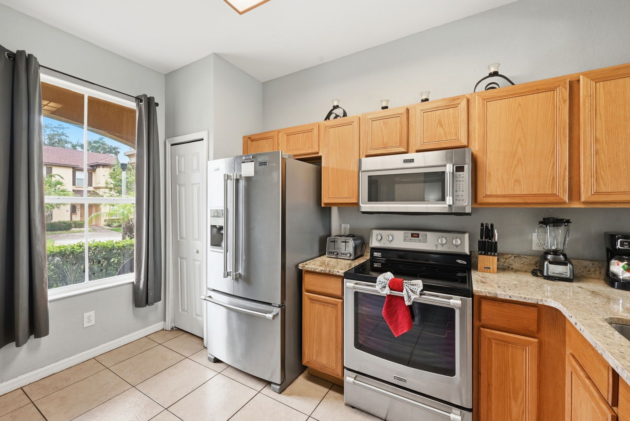 Coffee/tea maker, fridge, microwave, oven