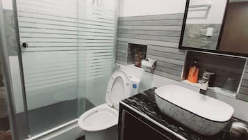 Apartment, 2 Bedrooms, Accessible, Smoking | Bathroom
