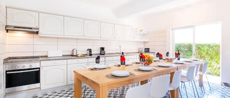 Wasserkocher mit Kaffee-/Teezubehör, Kühlschrank, Mikrowelle, Ofen