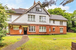 Exterior - Spacious Talbot Woods Retreat | 2 En-Suites | Free Parking |25 min walk to Beach (Bournemouth)