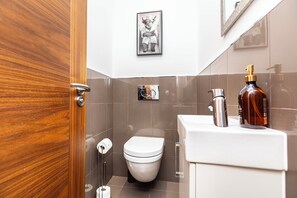 Shower, hair dryer, towels, soap - Spacious Talbot Woods Retreat | 2 En-Suites | Free Parking |25 min walk to Beach (Bournemouth)