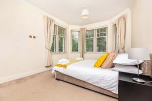 Iron/ironing board, WiFi, bed sheets - Spacious Talbot Woods Retreat | 2 En-Suites | Free Parking |25 min walk to Beach (Bournemouth)