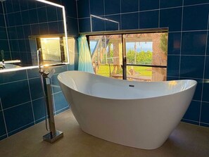 Haartrockner, Handtücher, Seife, Toilettenpapier