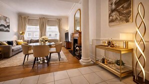 Un salon moderne comprenant un coin repas, une cheminée et une console décorative.
