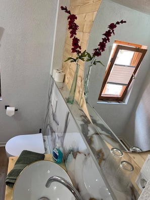 Bathroom - Vrbo Property (Ruhla)